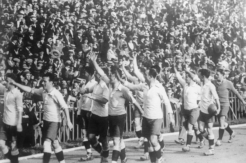 Uruguay, campeón olímpica en 1924, da la vuelta de honor al campo.