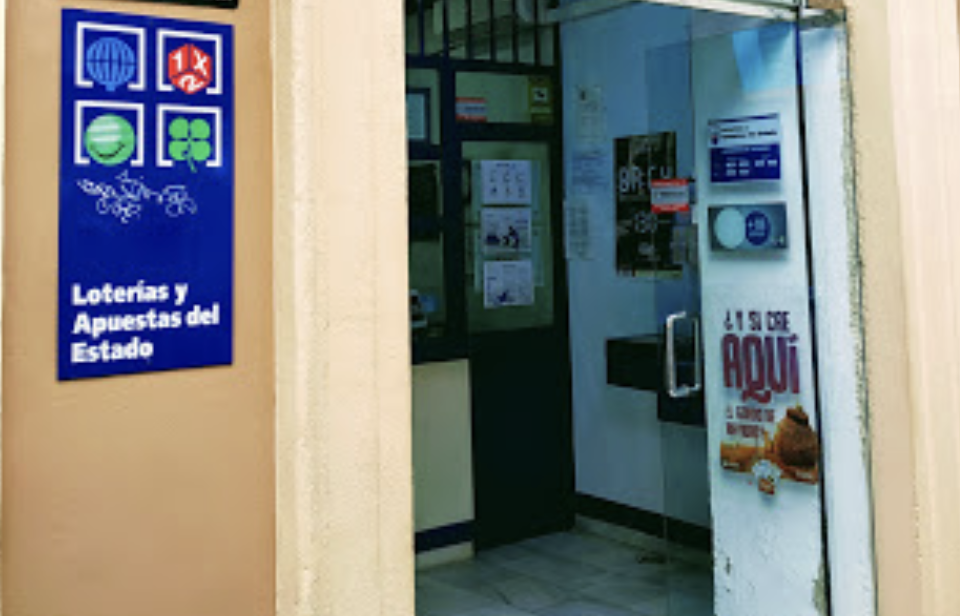 Acceso a un despacho de Loterías en Jerez, en una imagen de Google Maps.