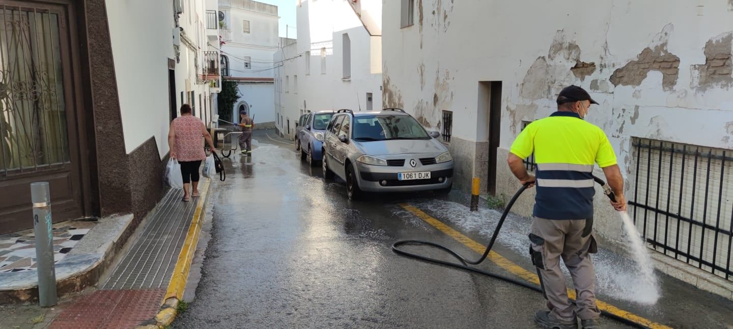 Limpieza en las calles de Conil, en una imagen reciente.