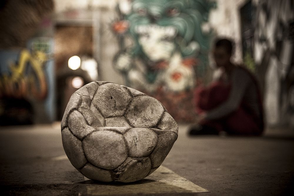 Un balón pinchado, en una imagen de Save the children.