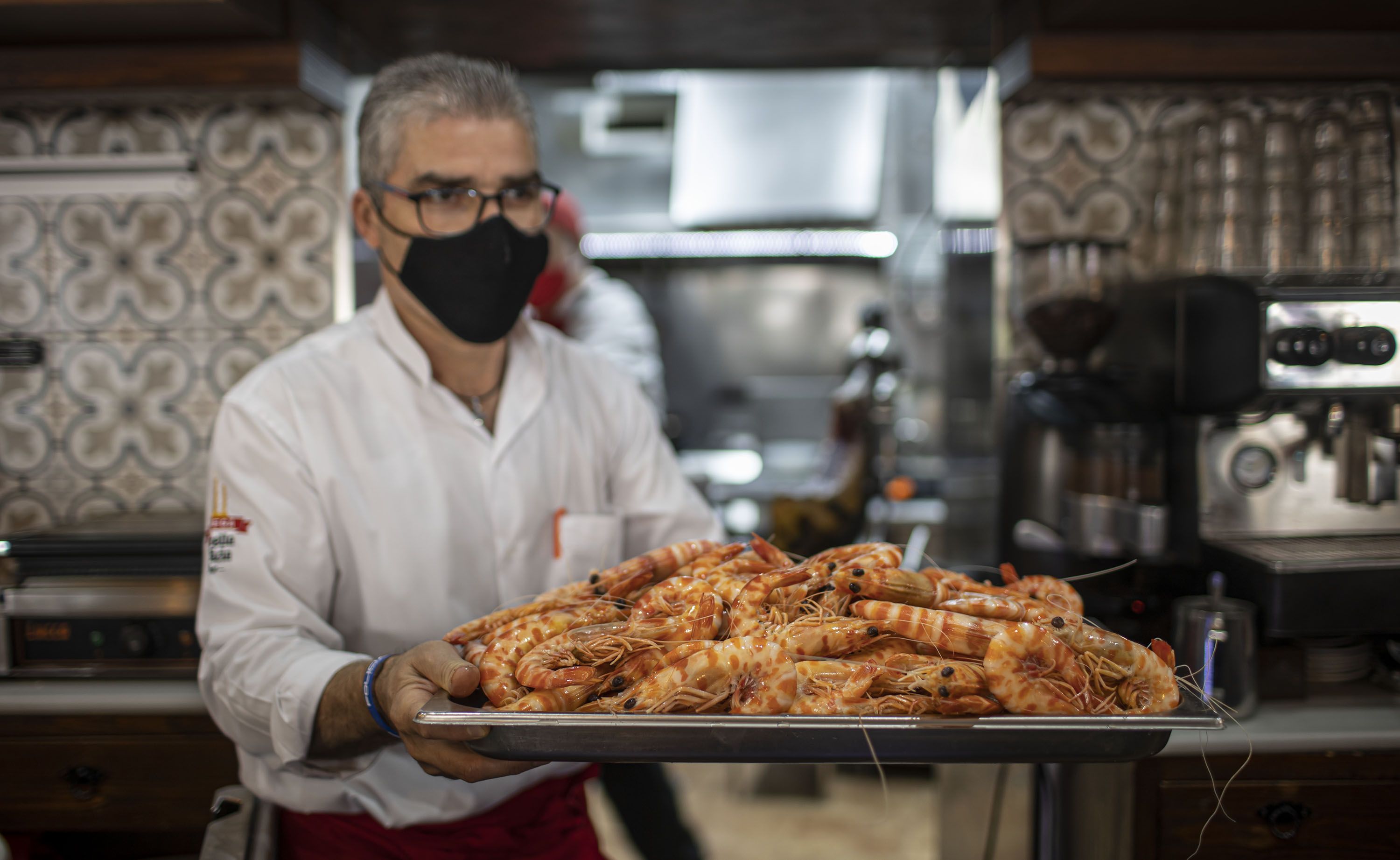 Una bandeja de langostinos en el Barbiana de la plaza del Cabildo de Sanlúcar