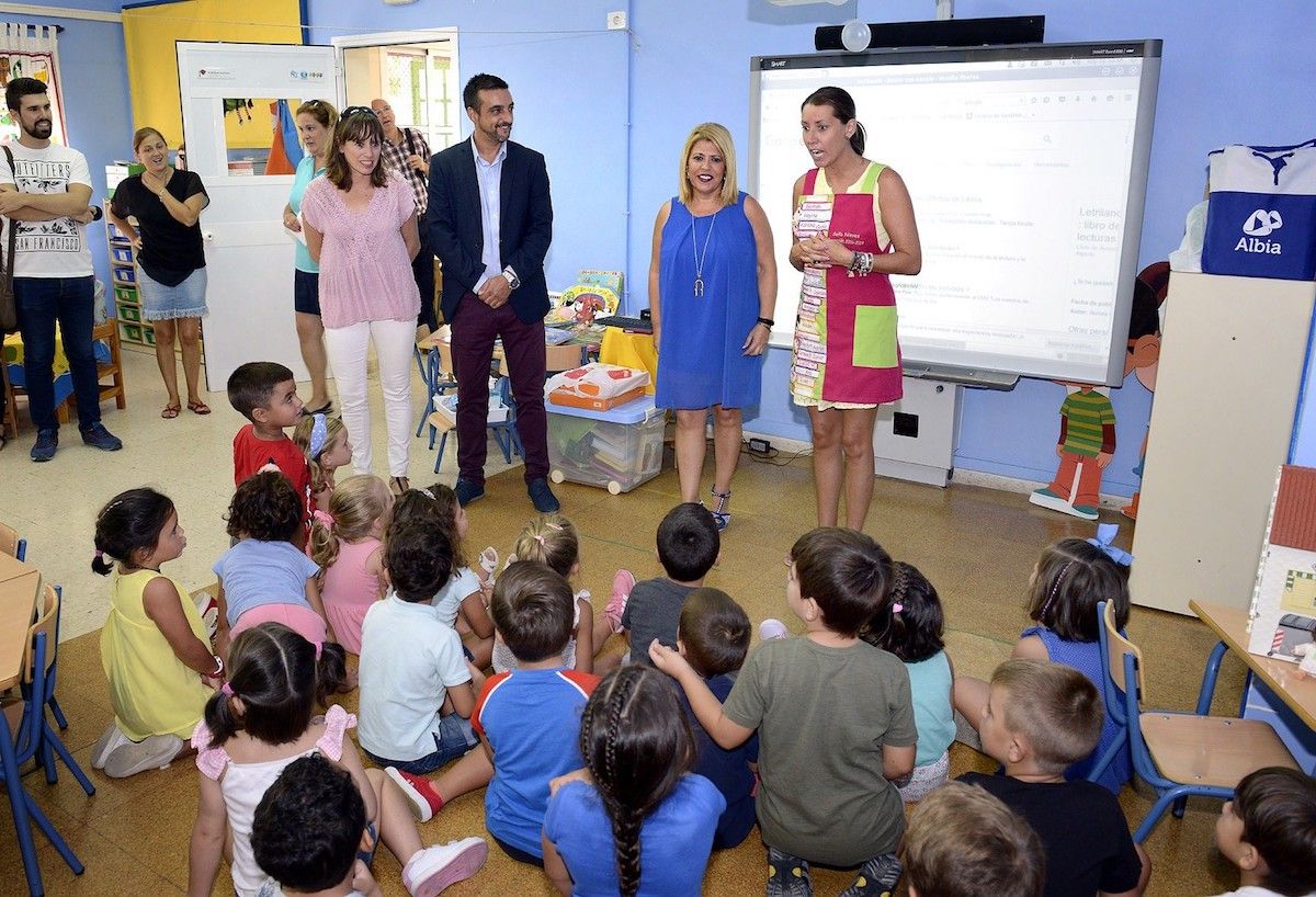 La alcaldesa y los tenientes de alcaldesa José Antonio Díaz y Laura Álvarez, de visita en el CEIP La Paz.