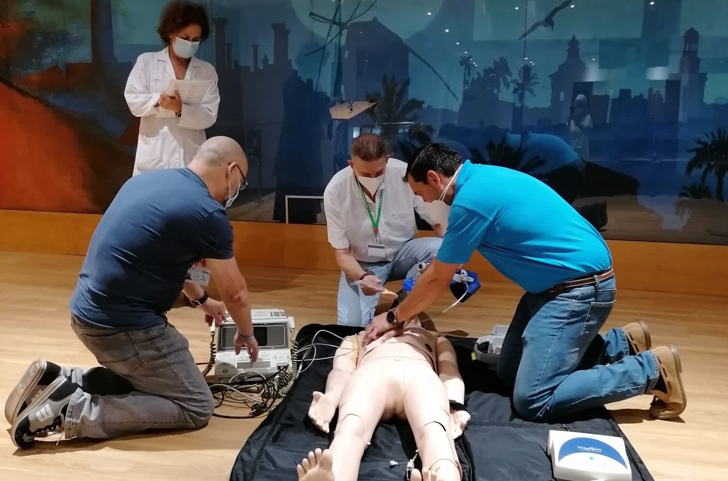 El equipo de reanimación pulmonar avanzada que se forma en los Hospitales Puerta del Mar de Cádiz y San Carlos de San Fernando 