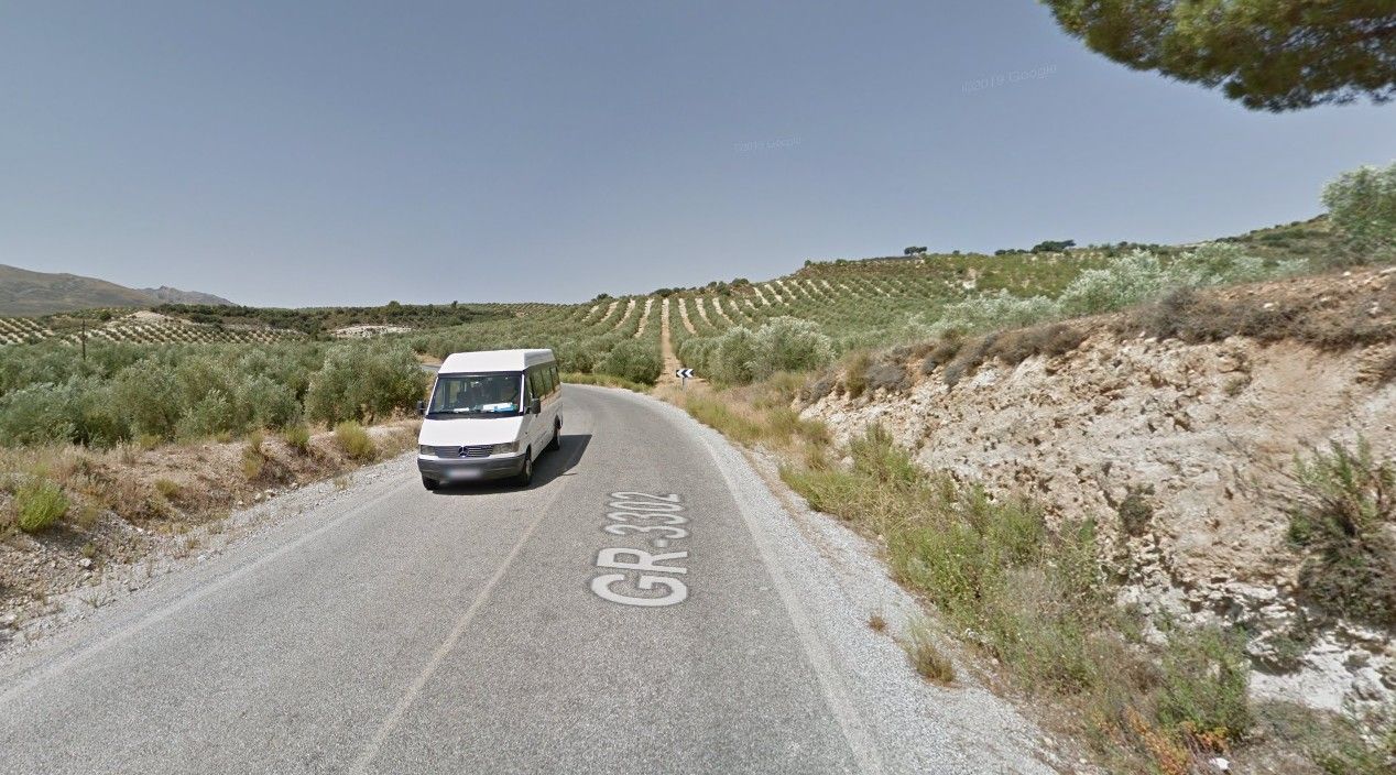 La GR-3302 a su paso por Arenas del Rey, cerca del accidente donde los tres jóvenes de 18 y 20 años han fallecido