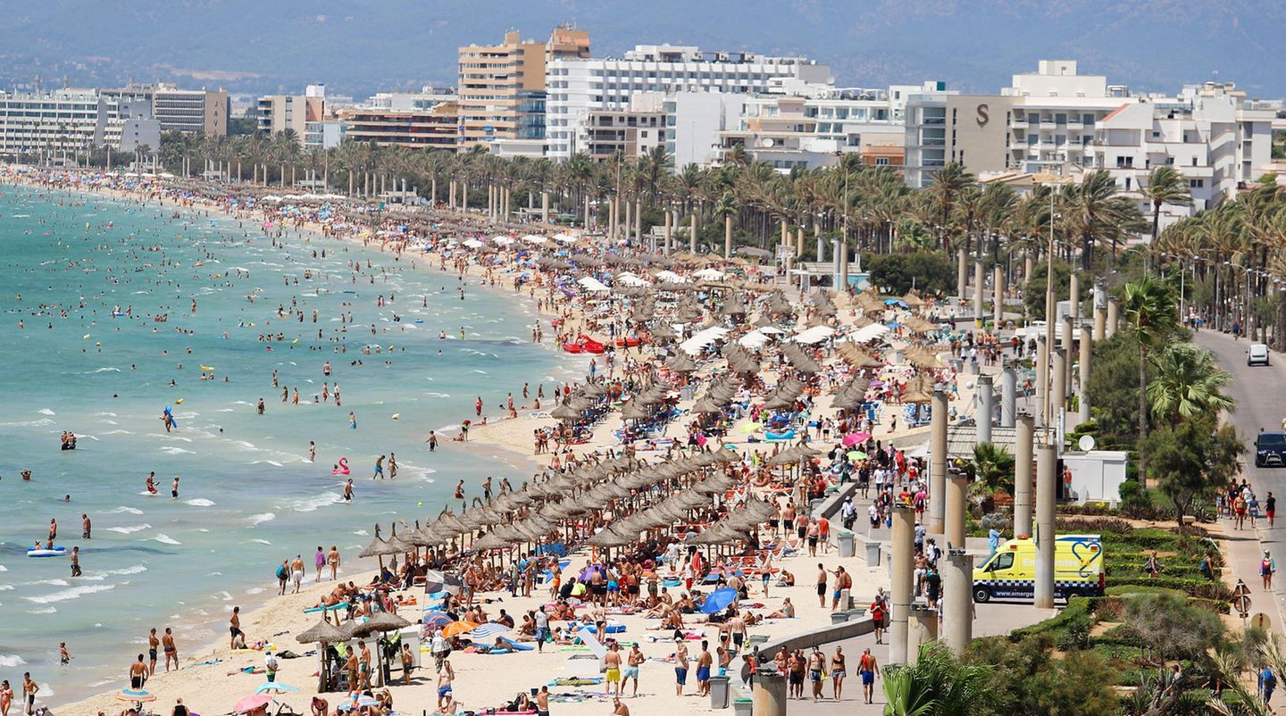 La playa de Palma, donde ha tenido la presunta violación del turista a la mujer, en una fotografía de archivo.