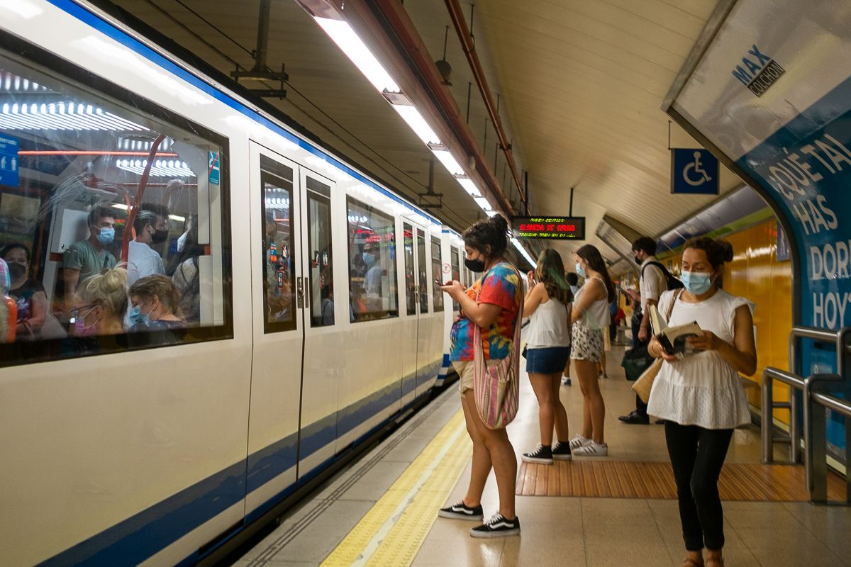 Una foto de archivo del metro de Madrid con mascarillas.