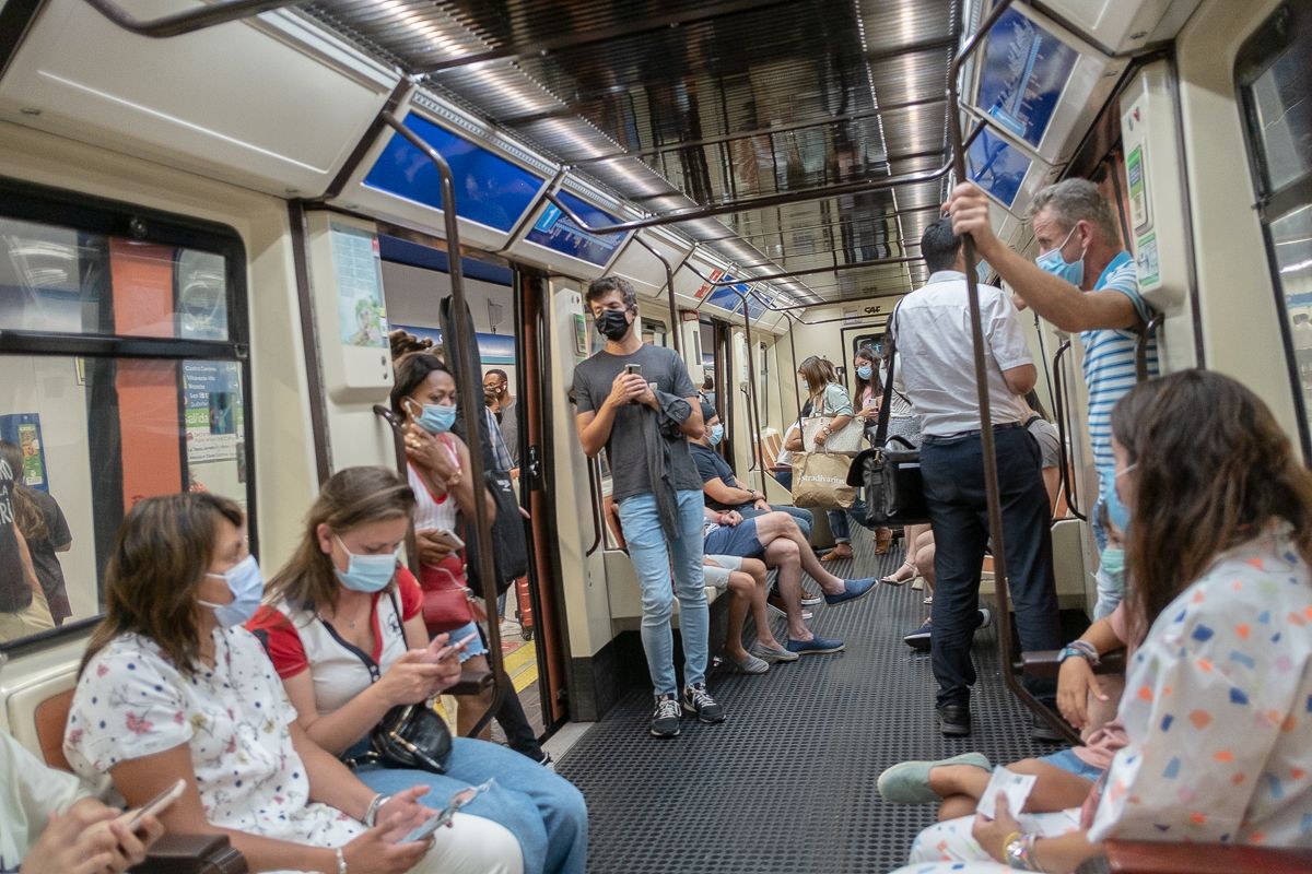 Usuarios del metro de Madrid con mascarillas.