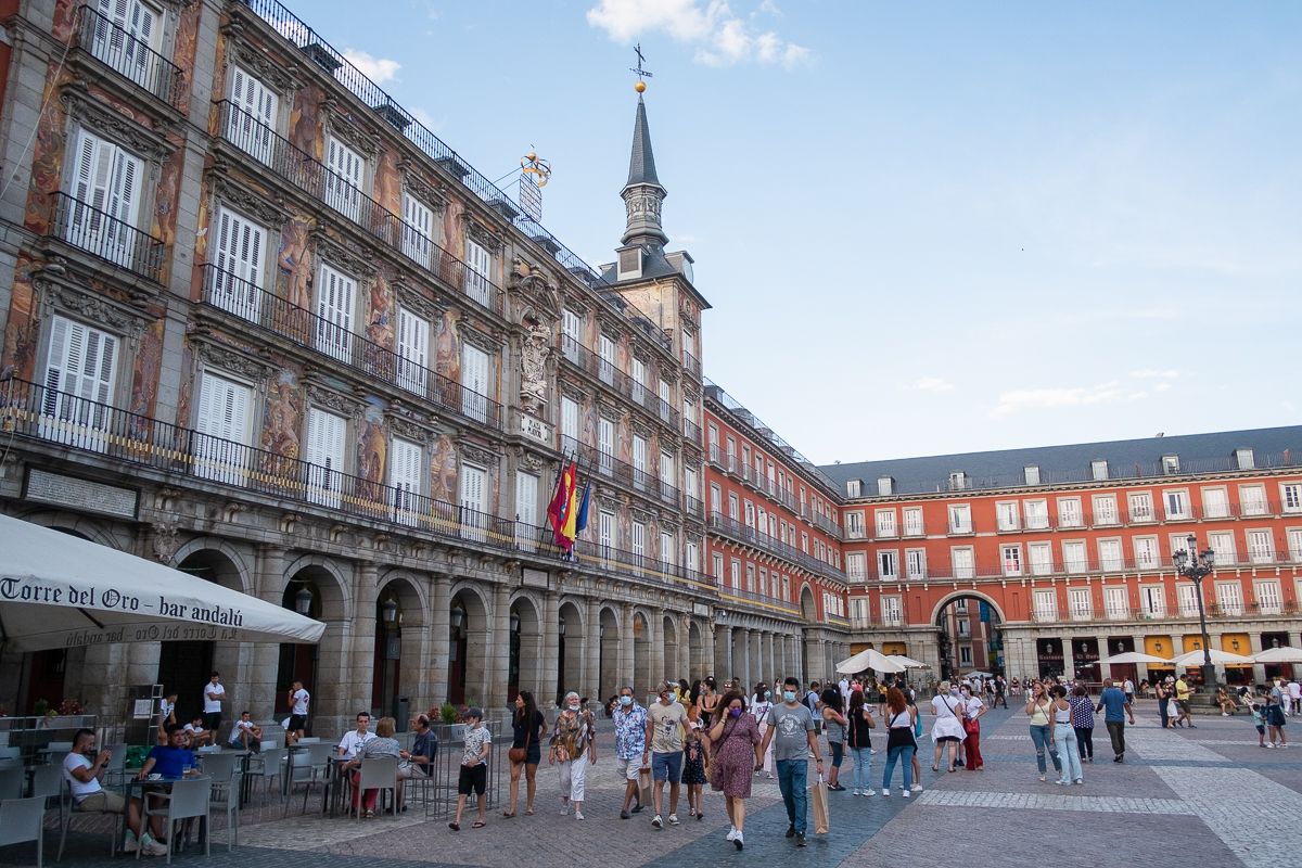 La Plaza Mayor de Madrid en tiempos de pandemia. El miedo a contagiarse de covid no es excusa para faltar al trabajo.