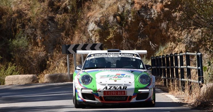 Un vehículo compite en el rally de la Sierra durante una pasada edición. FOTO: FAA