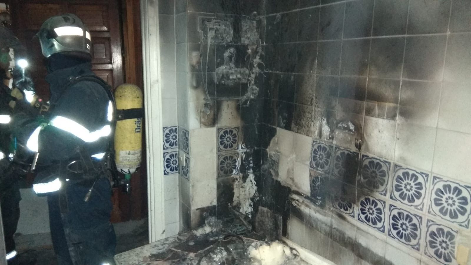 Estado de la cocina del inmueble de Cayetano del Toro, en Cádiz. FOTO: CONSORCIO DE BOMBEROS.