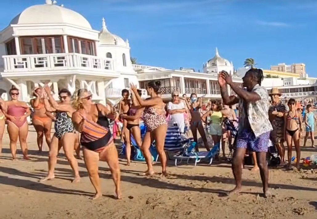 Un profesor de salsa sudamericano la 'lía' en La Caleta y pone todos a bailar