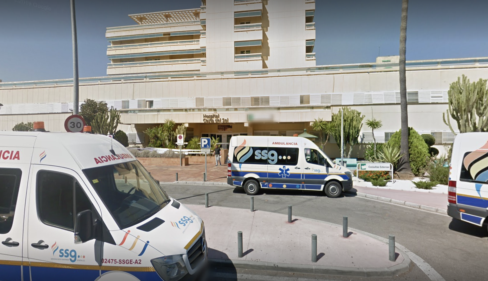 Ambulancias ante el Hospital Costa del Sol, en una imagen de Google.