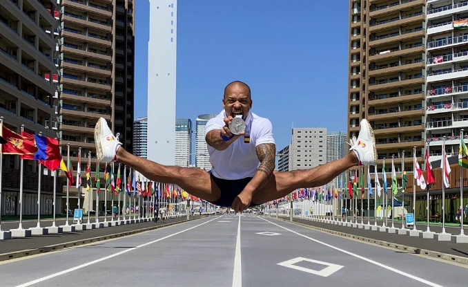 El gimnasta español, disfrutando de su medalla en Tokio. 