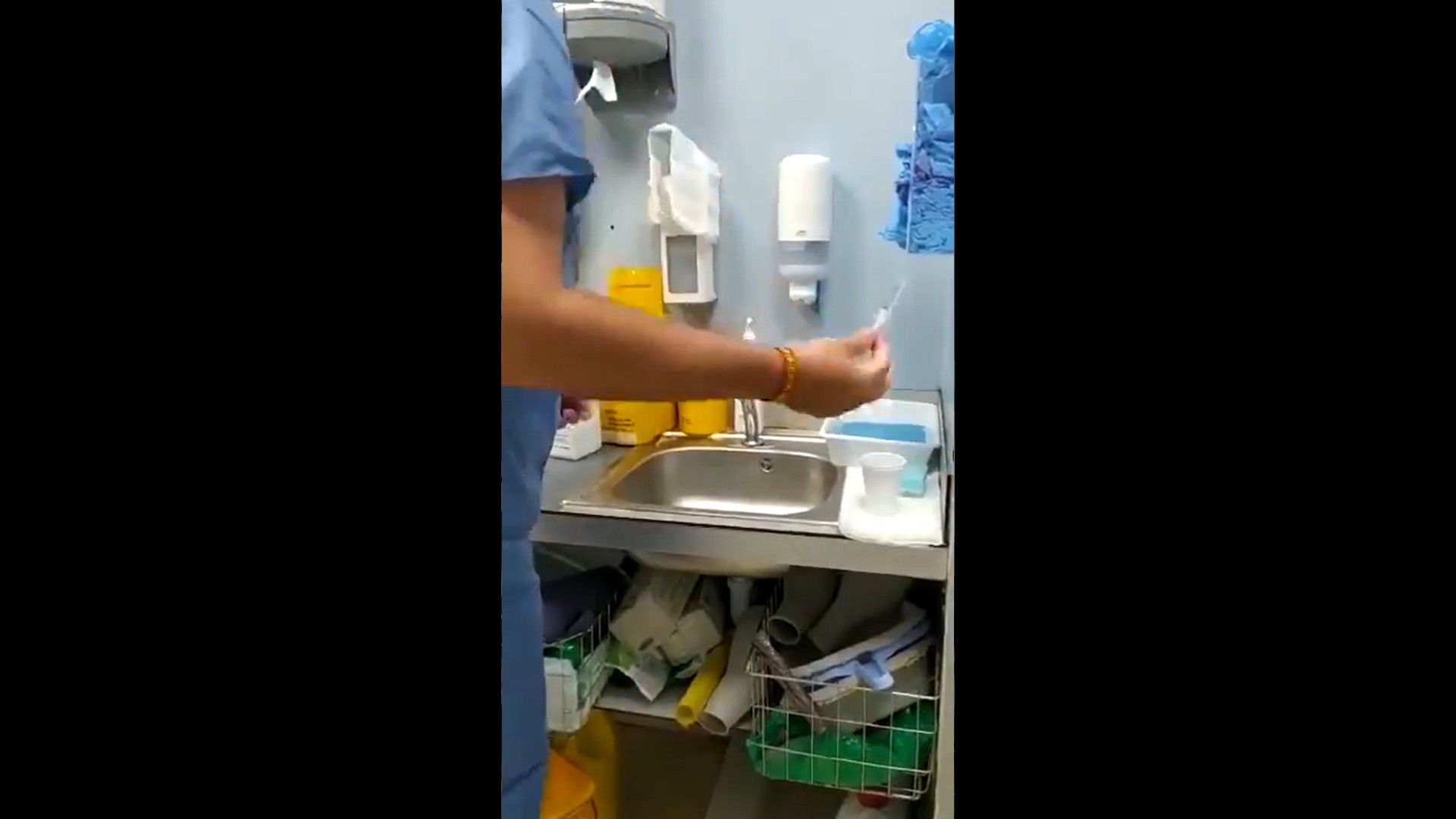 El vídeo del test de antígenos positivo con gotas de agua es un bulo.