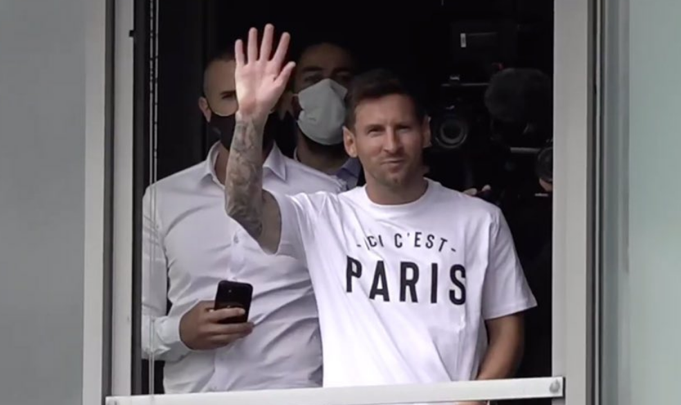 Messi saluda a su llegada a París. 
