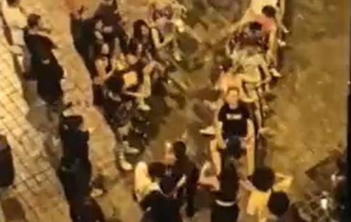 'Trampolín humano' en el centro histórico, en un vídeo difundido por la asociación del centro histórico malagueño.