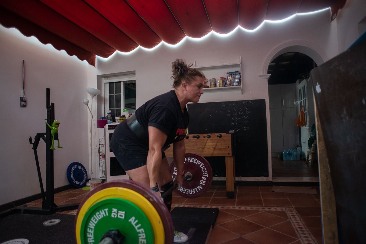 Mila Cuevas, en un entrenamiento en el gimnasio particula que tiene en su casa. 