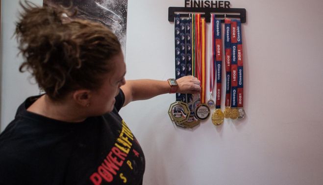 Mila, mostrando sus medallas. 