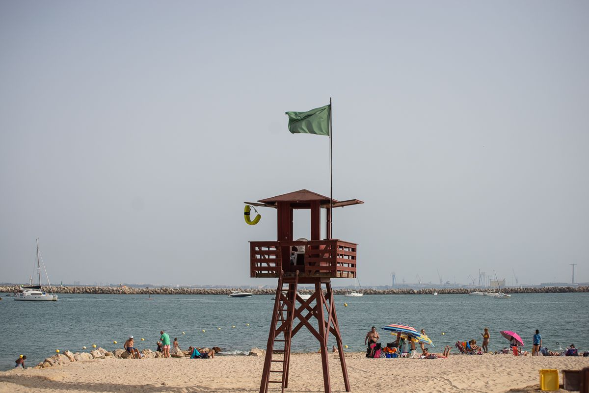 La torreta del socorrista en la playa de la Puntilla de El Puerto en una imagen de archivo. 