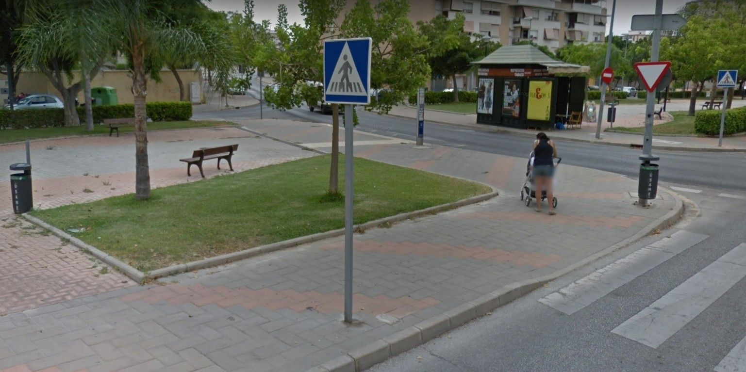La mujer permanecía ebria y dormida en la avenida Pedro Salinas de Málaga