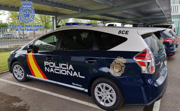 Un coche de la Policía Nacional, encargada de detener en Valencia a una menor de 16 años. 