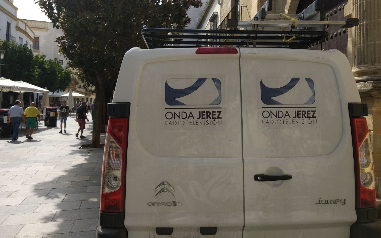 Un vehículo de Onda Jerez, aparcado frente al Ayuntamiento.