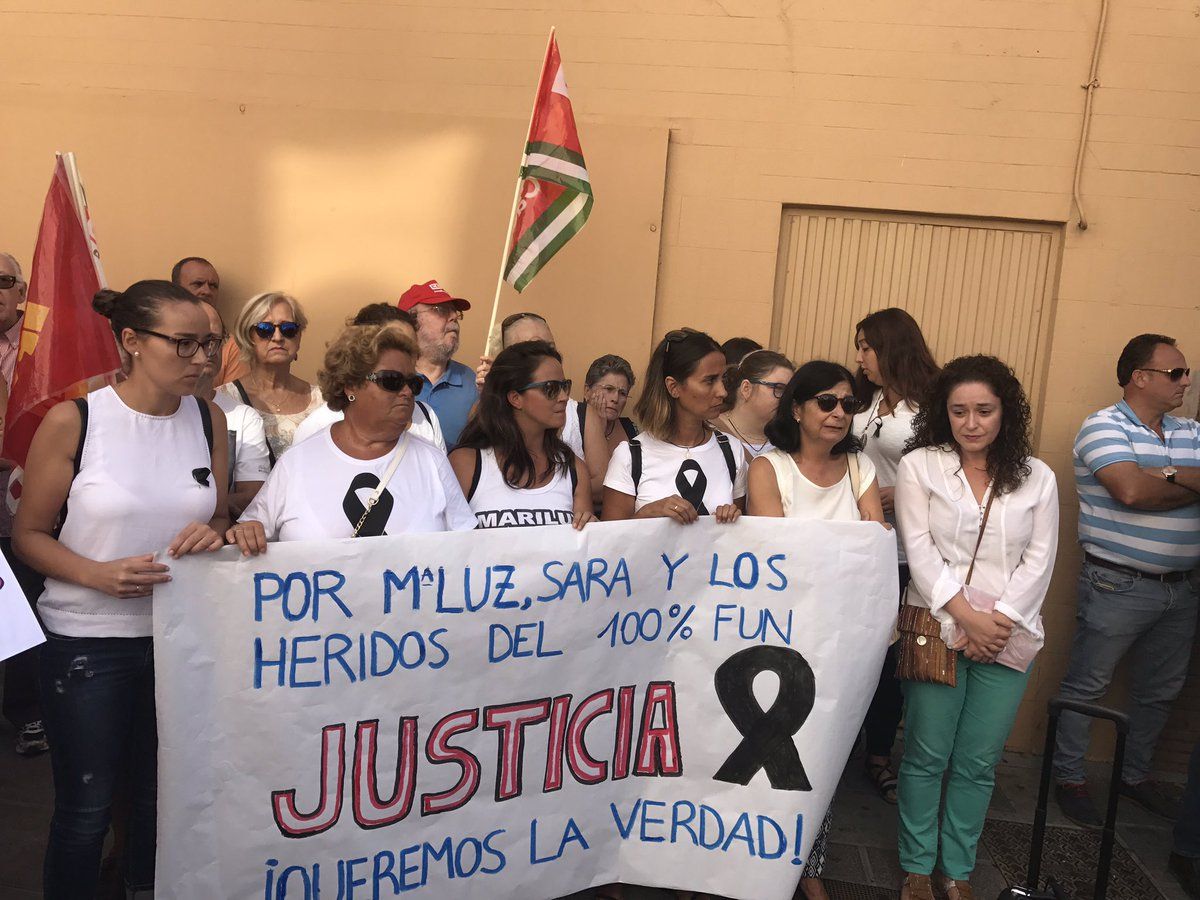 Nieto, junto a familiares de las víctimas del 100% Fun, en Tarifa el pasado mes de agosto.
