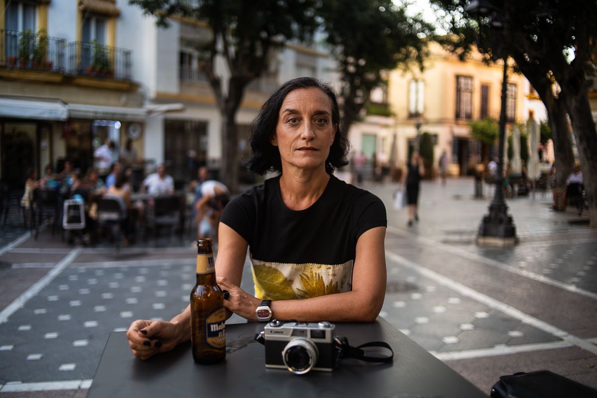 La fotógrafa jerezana Ágata Sandecor, que se formó en la Escuela de Arte, posa para lavozdelsur.es