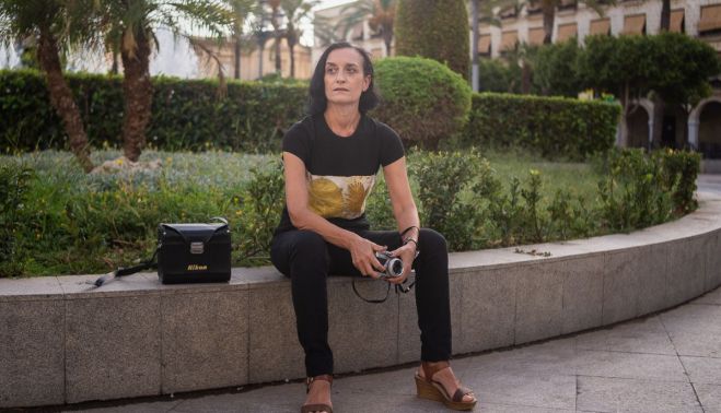 La fotógrafa jerezana en la Plaza del Arenal con una de sus cámaras