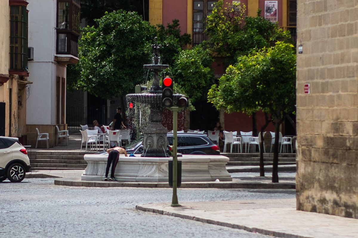 Un hombre se refresca en la fuente de Santiago, en Jerez, esta semana.