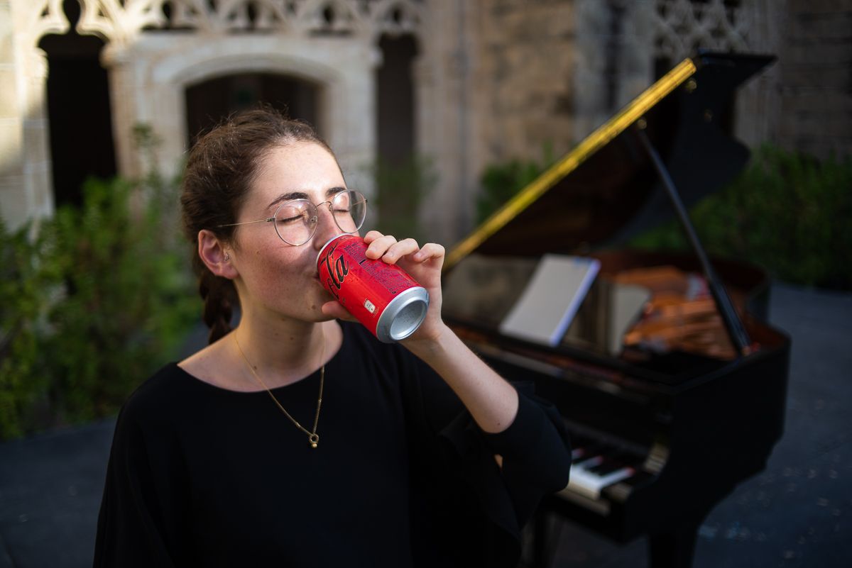 Olga García, joven promesa del piano en Jerez, posa para lavozdelsur.es bebiéndose un refresco en los Claustros