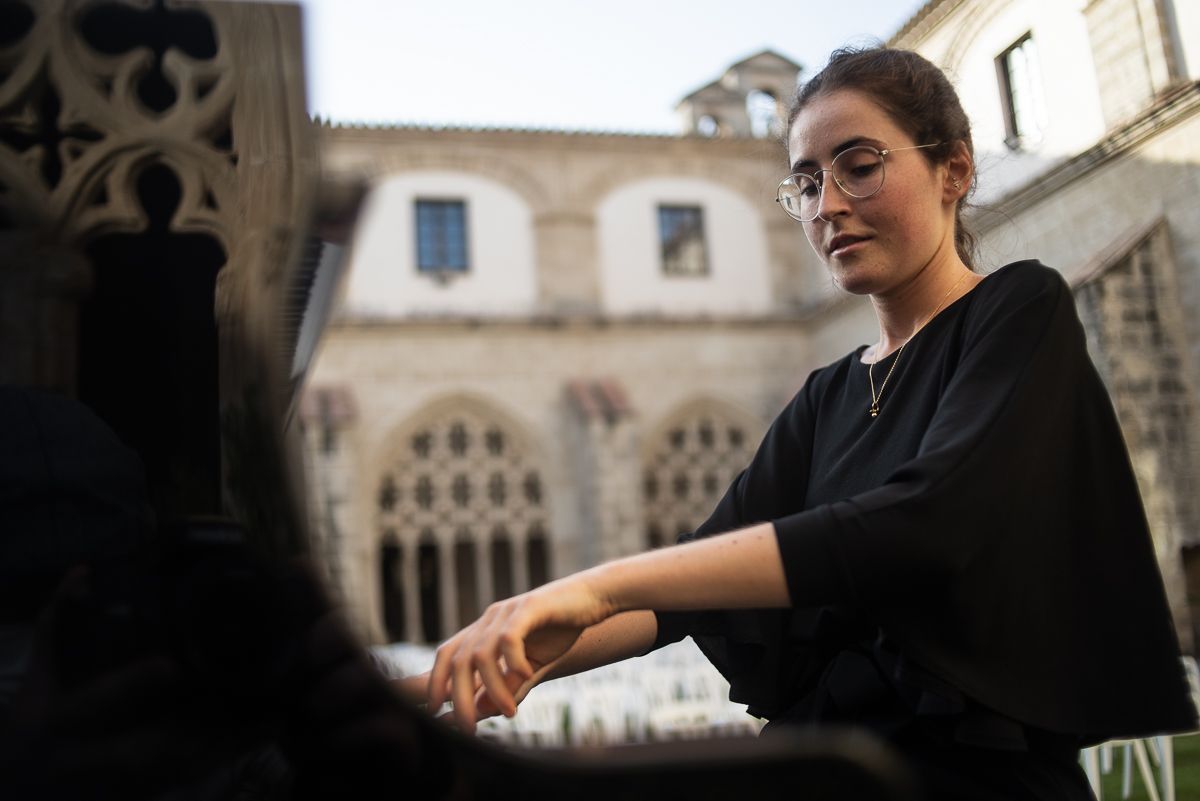 Olga García toca para lavozdelsur.es con su piano en los Claustros de Santo Domingo