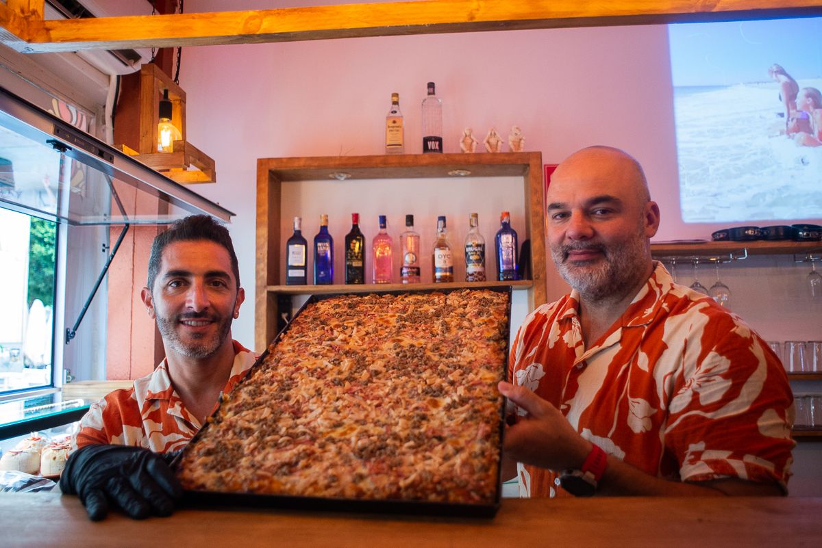 Lucas y Mario posan con una pizza de 'Marinara' para lavozdelsur.es