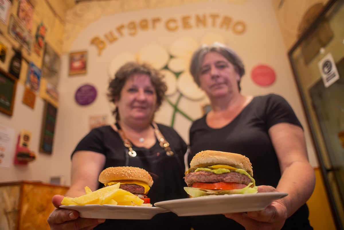 Angie y Carmen posan para lavozdelsur.es con una hamburguesa del Burger Centro