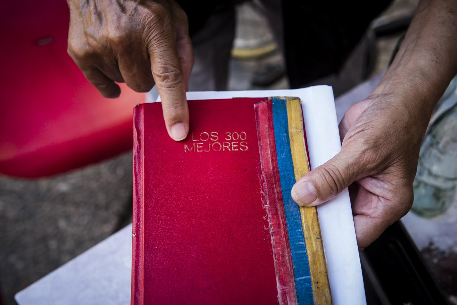 El cuaderno con los 300 mejores acompaña siempre a José, que lo tiene como una biblia, con anotaciones y los colores de la bandera venelozana.