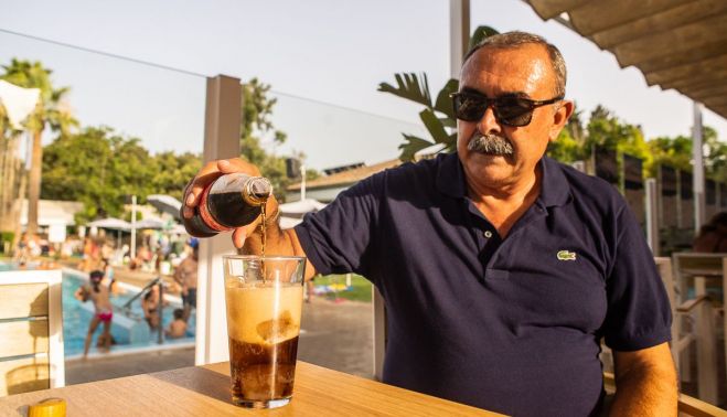 Perdigones, tomando un refresco en su club.