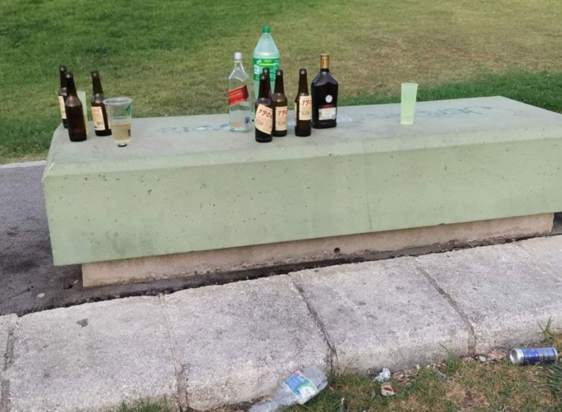 Los restos de un botellón en Picadueñas.