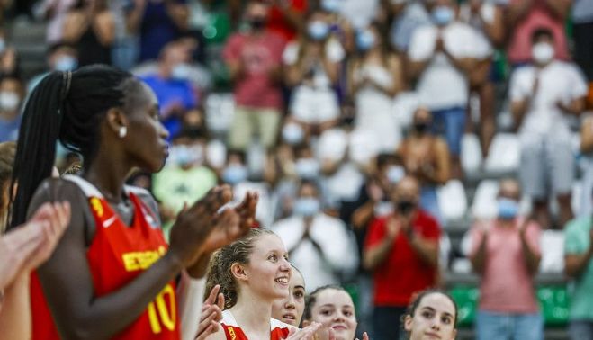 Las jóvenes jugadoras españolas reciben el aplauso de la grada.   FEB