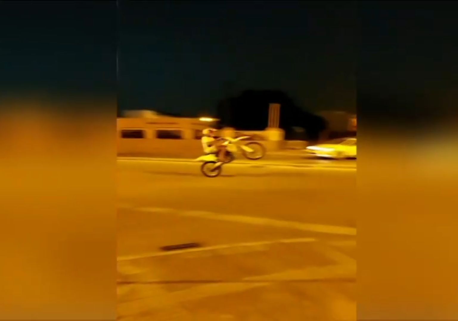 Uno de los vídeos de las carreras ilegales de motos facilitados por los vecinos de la Hijuela de las Coles, emitido por Canal Sur.
