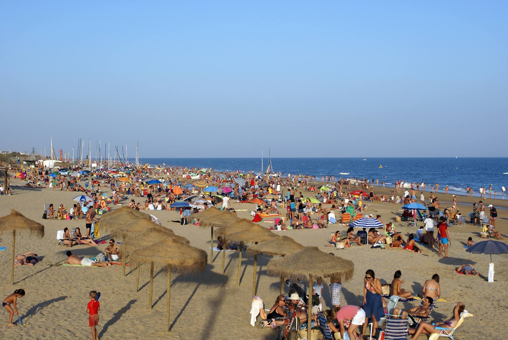 Una playa abarrotada en Isla Cristina, en una imagen de archivo.