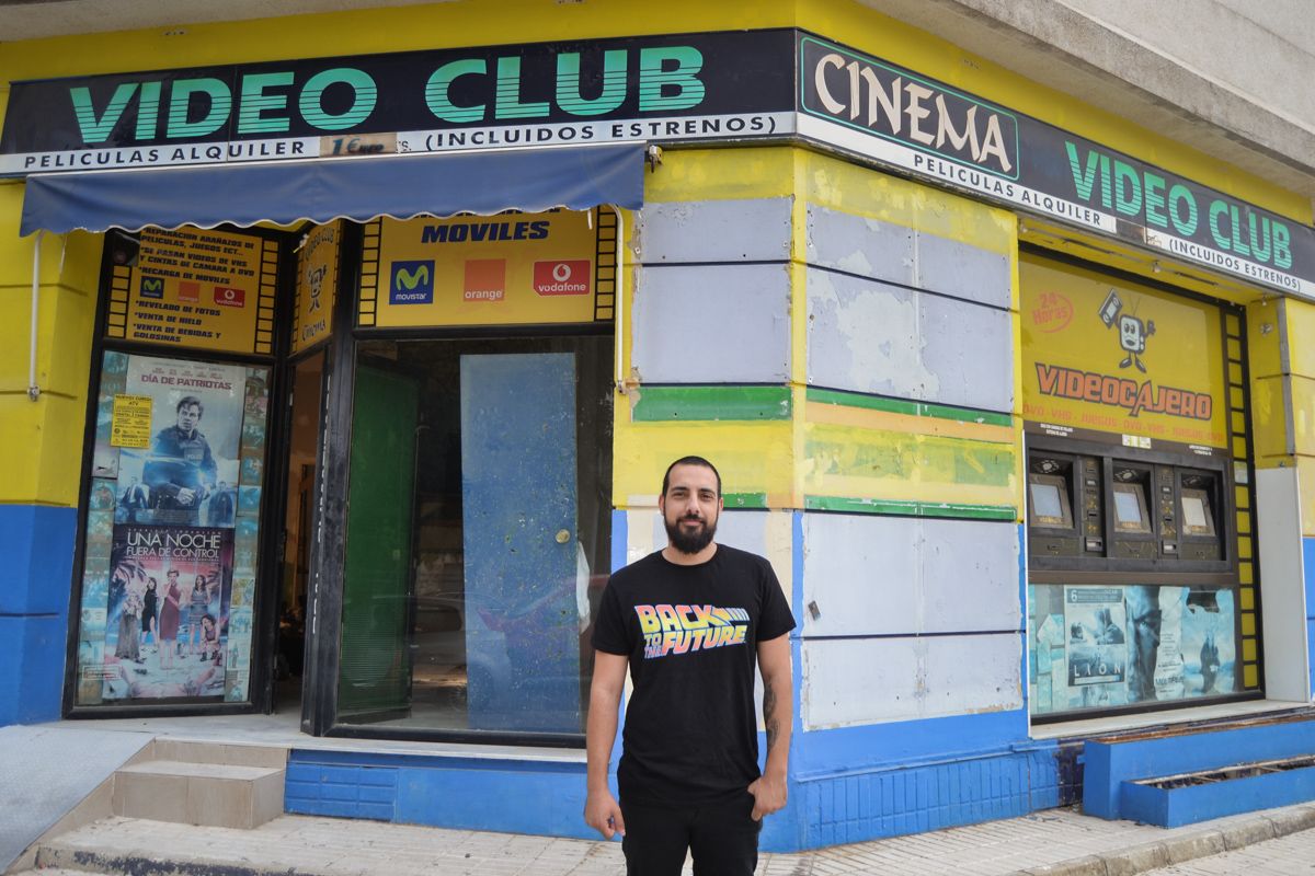 Samuel Martínez 'Pol Tattoo', frente al antiguo Videoclub Cinema. FOTO: CLAUDIA GONZÁLEZ ROMERO. 