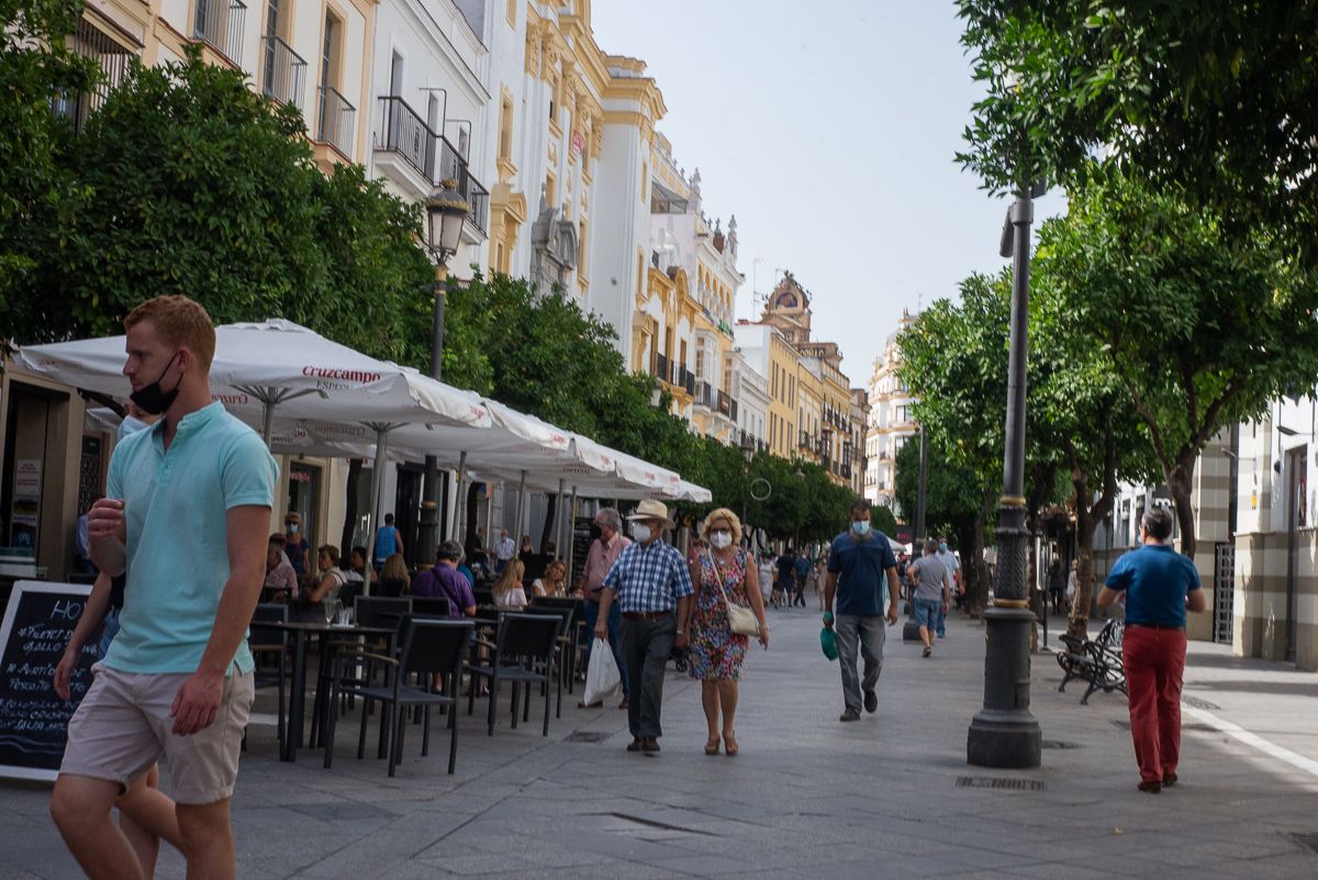 Personas paseando por Jerez, uno de los municipios de Cádiz que pasan al nivel 0.