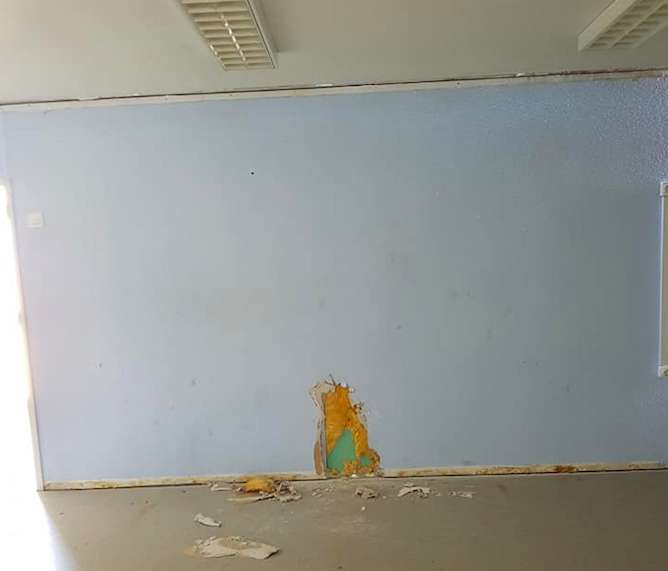 Estado "lamentable" de una de las prefabricadas del CEIP San José Obrero. FOTO: COORDINADORA DEL NUEVO IES. 