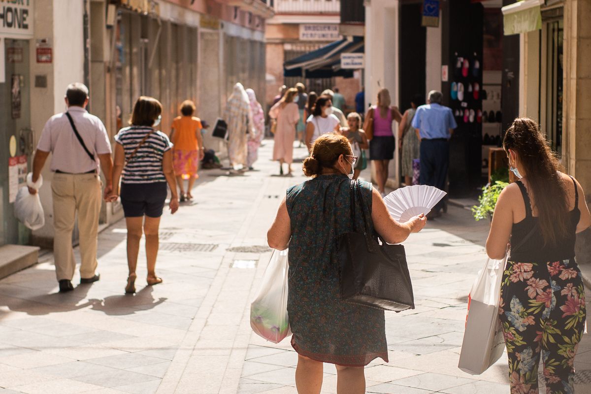 Una mujer pasea por el centro de Jerez mientras se abanica.