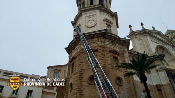 Intervención de Bomberos en una caída anterior de cascotes en la Catedral de Cádiz.