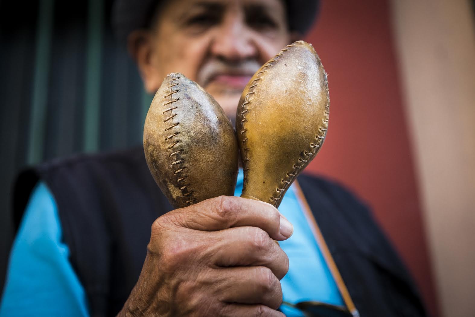 José lleva 30 años con sus maracas cubanas.