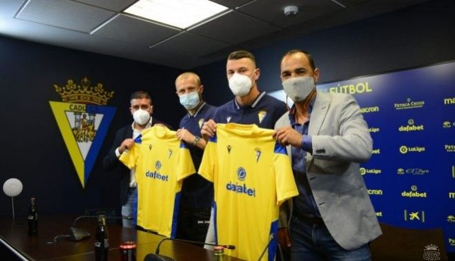 Osmajic, tercero por la izquierda, junto a Haroyan.   CADIZCF