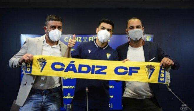 Tomás Alarcón, con la bufanda del Cádiz.   CADIZCF