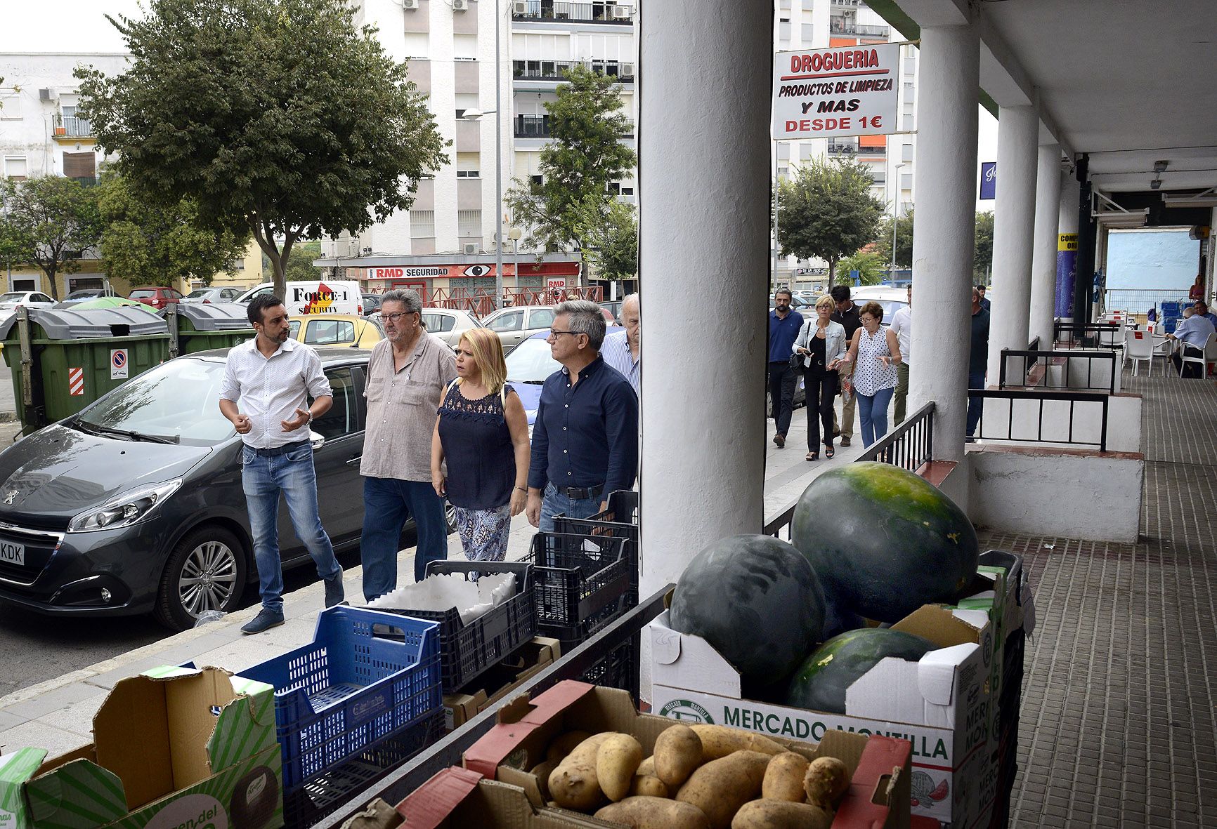 La alcaldesa y el teniente de alcaldesa José Antonio Díaz, de visita en Icovesa con representantes vecinales.
