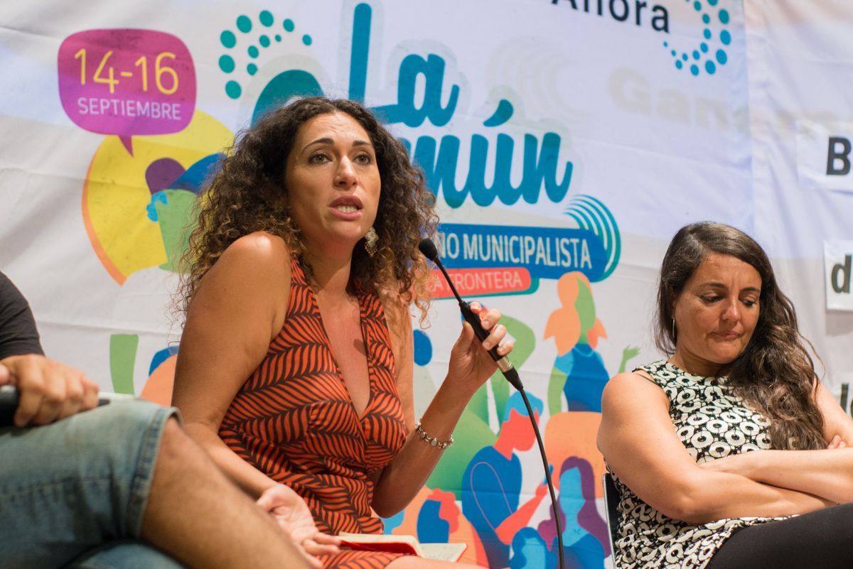 La abogada sevillana Pastora Filigrana, durante su intervención en la presentación de 'La Común', en Jerez. FOTO: MANU GARCÍA. 